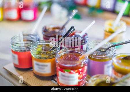 Deliziosa marmellata colorati, marmellata o confettura di poco in un barattolo di vetro Foto Stock