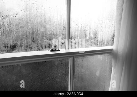 La pioggia coperti finestre a ghigliottina in un grande hotel Vittoriano nel Derbyshire, gocce di pioggia su windows, freddo e fresco all'esterno in inverno, di condensazione Foto Stock