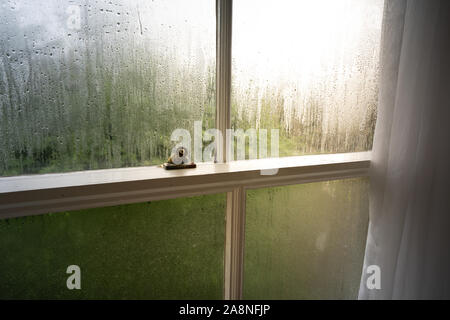 La pioggia coperti finestre a ghigliottina in un grande hotel Vittoriano nel Derbyshire, gocce di pioggia su windows, freddo e fresco all'esterno in inverno, di condensazione Foto Stock