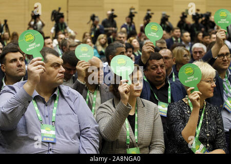 Kiev, Ucraina. Decimo Nov, 2019. I partecipanti votare durante il Servant del popolo" partito politico il Congresso di Kiev, in Ucraina, il 10 novembre 2019. Credito: Serg Glovny/ZUMA filo/Alamy Live News Foto Stock