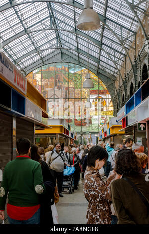 Atarazanas, Mercato coperto con la vendita di stallo e vetrate colorate, in Malaga, Andalusia, Spagna. Foto Stock