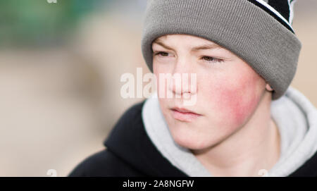 Un giovane pilota di BMX in posa per alcune foto presso il Plaza skatepark in Hanley, Stoke on Trent, sport estremi e di esercizio Foto Stock