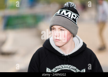 Un giovane pilota di BMX in posa per alcune foto presso il Plaza skatepark in Hanley, Stoke on Trent, sport estremi e di esercizio Foto Stock