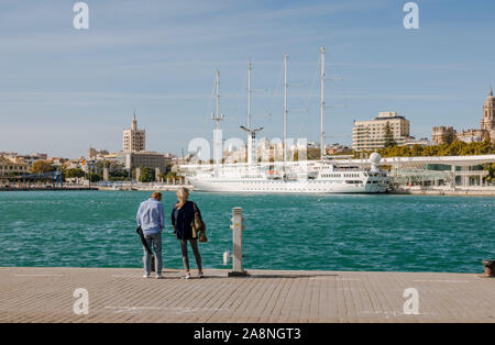 Giovane guardando i quattro masted nave da crociera MSY Wind Star, ormeggiata nel porto di Malaga, Andalusia, Spagna Foto Stock