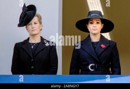 Londra, Regno Unito. Decimo Nov, 2019. Sophie, Contessa di Wessex e Meghan, duchessa di Sussex al balcone del Foreign and Commonwealth Office a Whitehall in Londen, il 10 novembre 2019, a frequentare il Servizio Nazionale del ricordo presso il CenotaphPhoto: Albert Nieboer/ Paesi Bassi OUT/point de vue OUT | Credit: dpa picture alliance/Alamy Live News Foto Stock