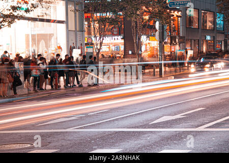 Bella notte di Seul il traffico stradale, vista sull'incrocio occupato nel quartiere di Gangnam. Foto Stock
