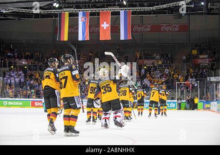 Tripudio finale Team GER, giro d'onore per i giocatori Germania (GER) - Russia (RUS) 4: 3, su 07.11.2019 Hockey, Germania Tazza da 7.-10.11.2019 in Krefeld / Germania. | Utilizzo di tutto il mondo Foto Stock