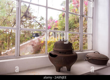 Vecchio utensile da cucina che viene visualizzato nella finestra come decorazione. Foto Stock