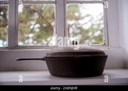 Vecchio utensile da cucina che viene visualizzato nella finestra come decorazione. Foto Stock