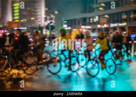 I ciclisti in città, illuminazione, notte, astratta. Sagome di gruppo ciclisti di equitazione. Sport e fitness e uno stile di vita sano concetto. Intenzionale Foto Stock