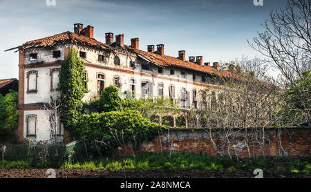 Una vecchia casa colonica in un evidente stato di abbandono Foto Stock