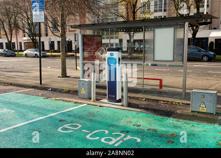 Tralee Irlanda ESB veicolo elettrico o e-auto stazione di ricarica punto sul parcheggio auto come parte del progetto Irlanda 2040. Foto Stock