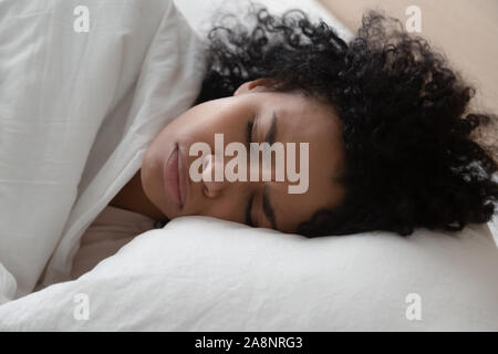 Infelice americano africano donna affetta da incubo, giacenti nel letto Foto Stock