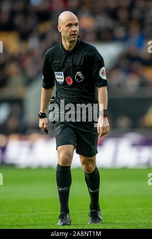 Wolverhampton, Regno Unito. Il 10 novembre 2019. Arbitro Anthony Taylor durante il match di Premier League tra Wolverhampton Wanderers e Aston Villa al Molineux, Wolverhampton domenica 10 novembre 2019. (Credit: Alan Hayward | MI News) La fotografia può essere utilizzata solo per il giornale e/o rivista scopi editoriali, è richiesta una licenza per uso commerciale Credito: MI News & Sport /Alamy Live News Foto Stock