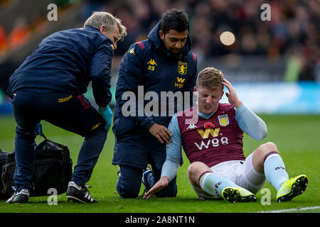 Wolverhampton, Regno Unito. Il 10 novembre 2019. Matt Targett di Aston Villa riceve il trattamento durante il match di Premier League tra Wolverhampton Wanderers e Aston Villa al Molineux, Wolverhampton domenica 10 novembre 2019. (Credit: Alan Hayward | MI News) La fotografia può essere utilizzata solo per il giornale e/o rivista scopi editoriali, è richiesta una licenza per uso commerciale Credito: MI News & Sport /Alamy Live News Foto Stock