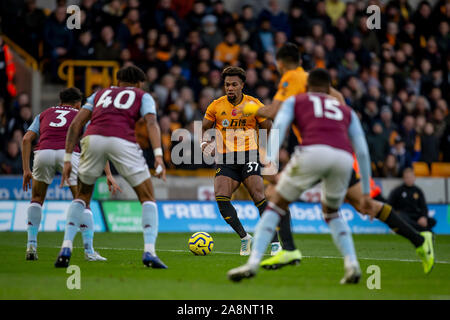 Wolverhampton, Regno Unito. Il 10 novembre 2019. Adama Traore di Wolverhampton Wanderers sulla palla durante il match di Premier League tra Wolverhampton Wanderers e Aston Villa al Molineux, Wolverhampton domenica 10 novembre 2019. (Credit: Alan Hayward | MI News) La fotografia può essere utilizzata solo per il giornale e/o rivista scopi editoriali, è richiesta una licenza per uso commerciale Credito: MI News & Sport /Alamy Live News Foto Stock