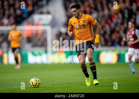 Wolverhampton, Regno Unito. Il 10 novembre 2019. Raul Jimenez di Wolverhampton Wanderers durante il match di Premier League tra Wolverhampton Wanderers e Aston Villa al Molineux, Wolverhampton domenica 10 novembre 2019. (Credit: Alan Hayward | MI News) La fotografia può essere utilizzata solo per il giornale e/o rivista scopi editoriali, è richiesta una licenza per uso commerciale Credito: MI News & Sport /Alamy Live News Foto Stock