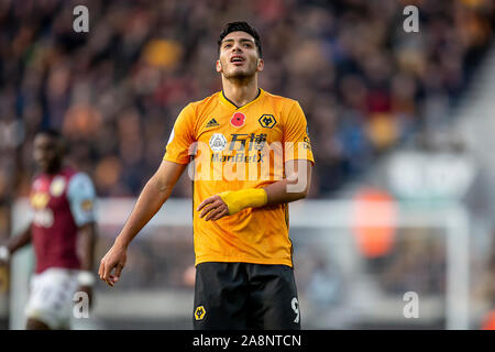 Wolverhampton, Regno Unito. Il 10 novembre 2019. Raul Jimenez di Wolverhampton Wanderers durante il match di Premier League tra Wolverhampton Wanderers e Aston Villa al Molineux, Wolverhampton domenica 10 novembre 2019. (Credit: Alan Hayward | MI News) La fotografia può essere utilizzata solo per il giornale e/o rivista scopi editoriali, è richiesta una licenza per uso commerciale Credito: MI News & Sport /Alamy Live News Foto Stock