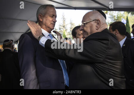 Gerusalemme, Israele. Decimo Nov, 2019. Presidente israeliano Reuven Rivlin (R) parla con Benny Gantz durante uno stato cerimonia commemorativa per Yitzhak e Lea Rabin, a Mt. Herzl a Gerusalemme la domenica, 10 novembre 2019 . Piscina Foto di Heidi Levine/UPI Credito: UPI/Alamy Live News Foto Stock