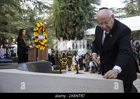 Gerusalemme, Israele. Decimo Nov, 2019. Presidente israeliano Reuven Rivlin stabilisce una pietra sulla tomba del compianto primo ministro Yitzhak Rabin durante uno stato cerimonia commemorativa per Yitzhak e Lea Rabin, a Mt. Herzl a Gerusalemme la domenica, 10 novembre 2019 . Piscina Foto di Heidi Levine/UPI Credito: UPI/Alamy Live News Foto Stock