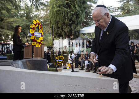 Gerusalemme, Israele. Decimo Nov, 2019. Presidente israeliano Reuven Rivlin stabilisce una pietra sulla tomba del compianto primo ministro Yitzhak Rabin durante uno stato cerimonia commemorativa per Yitzhak e Lea Rabin, a Mt. Herzl a Gerusalemme la domenica, 10 novembre 2019 . Piscina Foto di Heidi Levine/UPI Credito: UPI/Alamy Live News Foto Stock