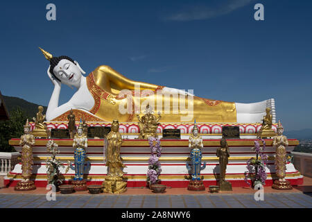 Buddha reclinato figura al Wat Phra That Doi kham, o tempio d'oro, vicino a Chiang Mai, Thailandia del Nord Foto Stock