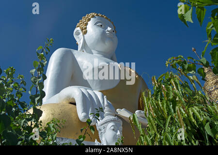 Il 17-metro-alta Buddha seduto figura al Wat Phra That Doi kham, o tempio d'oro, vicino a Chiang Mai, Thailandia del Nord Foto Stock
