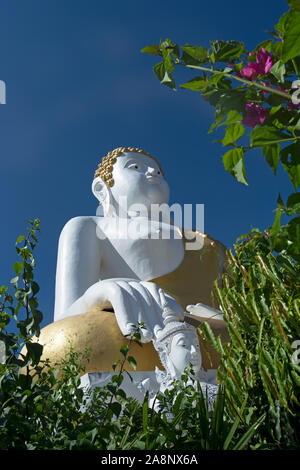 Il 17-metro-alta Buddha seduto figura al Wat Phra That Doi kham, o tempio d'oro, vicino a Chiang Mai, Thailandia del Nord Foto Stock