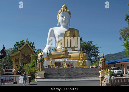Il 17-metro-alta Buddha seduto figura al Wat Phra That Doi kham, o tempio d'oro, vicino a Chiang Mai, Thailandia del Nord Foto Stock