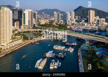 Vista aerea di Aberdeen Typhoon Shelter e Ap Lei Chau, Hong Kong Foto Stock