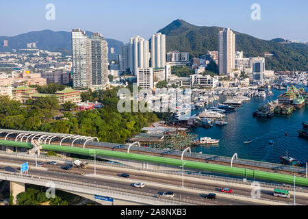 Vista aerea di Aberdeen Typhoon Shelter e Ap Lei Chau, Hong Kong Foto Stock