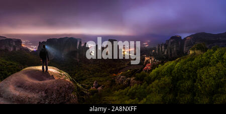 Escursione notturna in Greco Meteora montagne - con vista sul castello-come i conventi Foto Stock