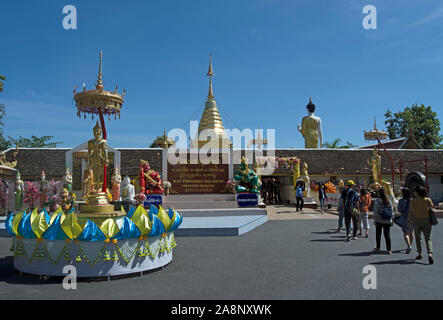 I visitatori di entrare il Wat Phra That Doi kham, o tempio d'oro, vicino a Chiang Mai, Thailandia del Nord Foto Stock