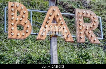 Bar segno luminoso lettere con le lampadine luce design moderno Foto Stock