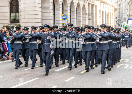 Royal Air Force RAF Reggimento marciando al Lord Mayor dello Show Sfilata in città di Londra, Regno Unito. Foto Stock