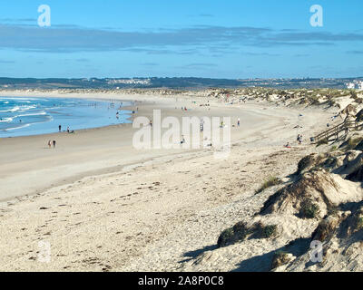 Spiaggia interminabile su Peniche in cantro del Portogallo Foto Stock