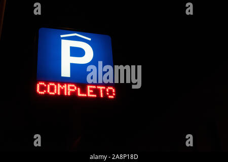 Un cartello luminoso che mostra che un parcheggio è pieno di Aveiro Portogallo Foto Stock