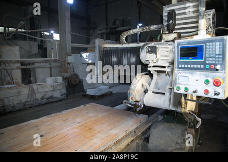 La regione di Celjabinsk, Russia - Gennaio 2019: La regione di Celjabinsk, Russia - Gennaio 2019: impianto per la lavorazione del granito naturale, marmo. Attrezzature Foto Stock