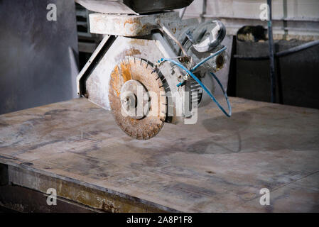 La regione di Celjabinsk, Russia - Gennaio 2019: La regione di Celjabinsk, Russia - Gennaio 2019: impianto per la lavorazione del granito naturale, marmo. Attrezzature Foto Stock