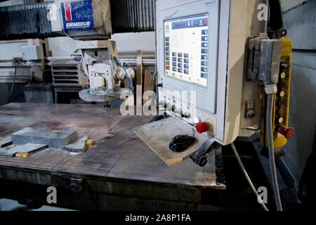 La regione di Celjabinsk, Russia - Gennaio 2019: La regione di Celjabinsk, Russia - Gennaio 2019: impianto per la lavorazione del granito naturale, marmo. Attrezzature Foto Stock