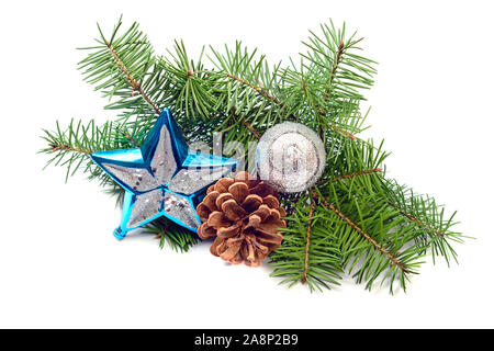 Cono di pino con pallina e evergreen ramo su uno sfondo bianco. Decorazione di natale Foto Stock