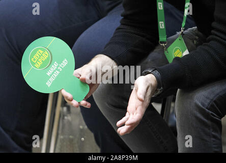 Kiev, Ucraina. Decimo Nov, 2019. Un partecipante frequenta un congresso dell'servant del popolo" partito politico a Kiev in Ucraina, il 10 novembre 2019. Credito: Serg Glovny/ZUMA filo/Alamy Live News Foto Stock