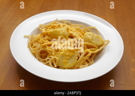 Capesante con salsa allo zafferano e pasta Foto Stock