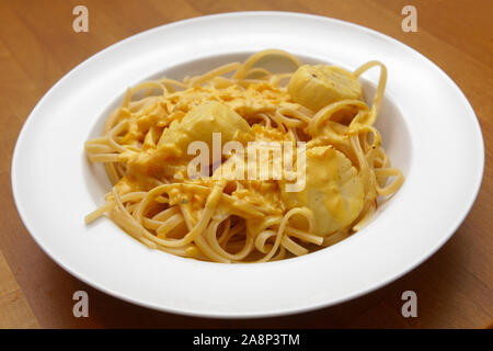 Capesante con salsa allo zafferano e pasta Foto Stock