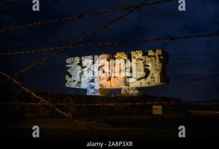 Vista notturna del monumento nel Museo di Stato a Majdanek (sito della ex Germania Nazista di concentrazione e di sterminio camp). Foto Stock