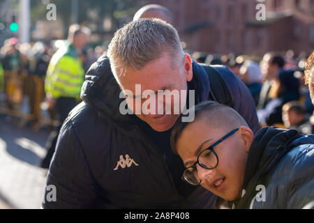 10 novembre 2019, Molineux, Wolverhampton, Inghilterra; Premier League, Wolverhampton Wanderers v Aston Villa : Dean Smith manager di Aston Villa ha un selfie con un giovane sostenitore esterno Molineux Credito: Gareth Dalley/news immagini Foto Stock