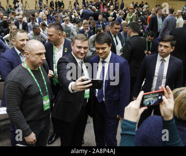 Kiev, Ucraina. Decimo Nov, 2019. DMYTRO RAZUMKOV, Capo del parlamento ucraino (C-R) in posa per una foto prima di un congresso del servant del popolo" partito politico a Kiev in Ucraina, il 10 novembre 2019. Credito: Serg Glovny/ZUMA filo/Alamy Live News Foto Stock