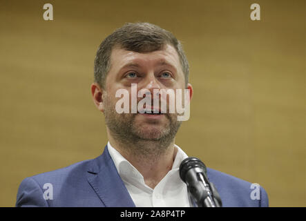 Kiev, Ucraina. Decimo Nov, 2019. OLEKSANDR KORNIENKO, neo eletto presidente del servant del popolo" partito politico parla durante un congresso del servant del popolo" partito politico a Kiev in Ucraina, il 10 novembre 2019. Credito: Serg Glovny/ZUMA filo/Alamy Live News Foto Stock