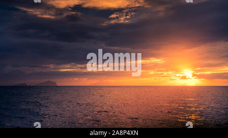 Bel Tramonto di scena nel mar Tirreno con le isole Eolie all'orizzonte Foto Stock