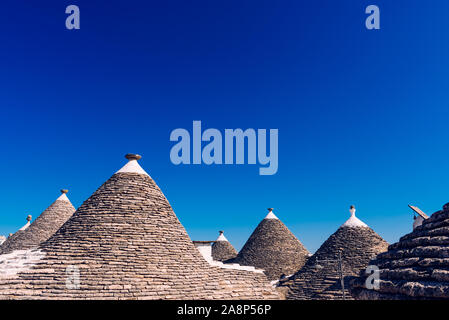 Piastrelle di pietra la copertura dei tetti dei trulli di Alberobello, una città italiana a visitare in un viaggio in Italia. Foto Stock